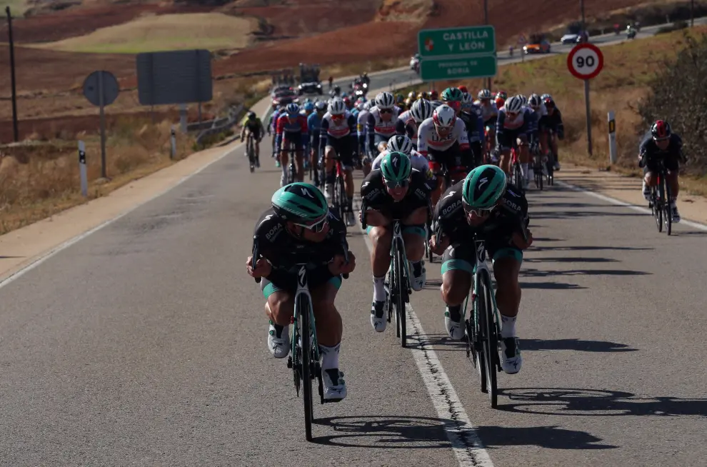 Ciclistas del equipo Bora en las puestos de cabeza del pelotón durante la cuarta etapa de la Vuelta Ciclista a España, entre Garray y Ejea de los Caballeros
