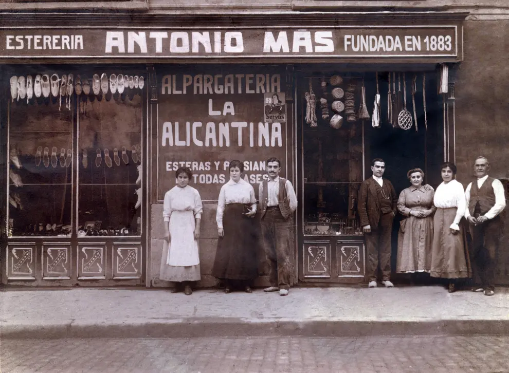 Zapatería de Antonio Mas, origen de La Alicantina, en 1913.