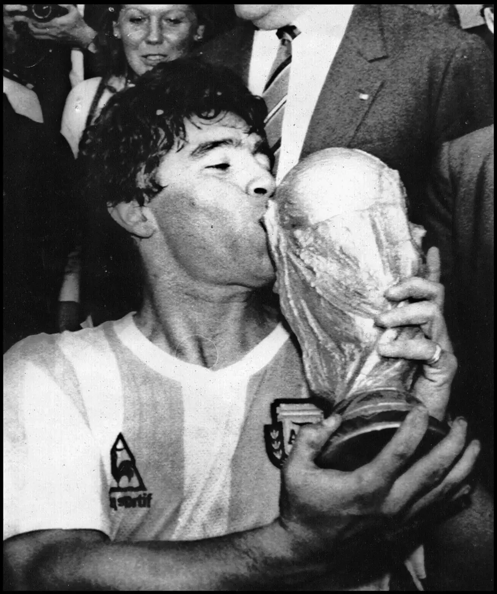 Diego Armando Maradona besando la Copa del Mundo obtenida con la selección argentina durante el Mundial de México 1986.