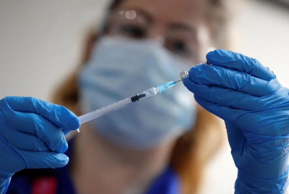 A nurse prepares to administer the Pfizer/BioNTech COVID-19 vaccine at Guy's Hospital in London, Britain December 8, 2020. Victoria Jones/Pool via REUTERS[[[REUTERS VOCENTO]]] HEALTH-CORONAVIRUS/BRITAIN-ROLLOUT