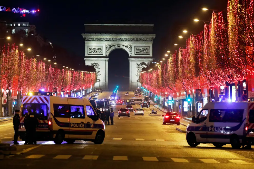 Control policial en unos vacíos Campos Elíseos de París