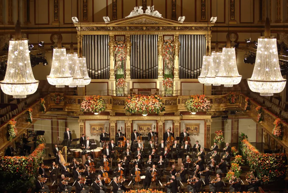 Vienna (Austria), 01/01/2021.- A handout photo made available by Vienna Philharmonic shows the orchestra led by Italian conductor Riccardo Muti (C) performing during the Wiener Philharmoniker (Vienna Philharmonic) New Year's Concert 2021 at the Musikverein concert hall in Vienna, Austria, 01 January 2021. The traditional concert, which is staged every year on 01 January, takes place without audience due to a nationwide lockdown caused by the ongoing Covid-19 coronavirus pandemic. (Viena) EFE/EPA/DIETER NAGL HANDOUT EDITORIAL USE ONLY/NO SALES HANDOUT HANDOUT EDITORIAL USE ONLY/NO SALES Vienna Philharmonic New Year's Concert 2021