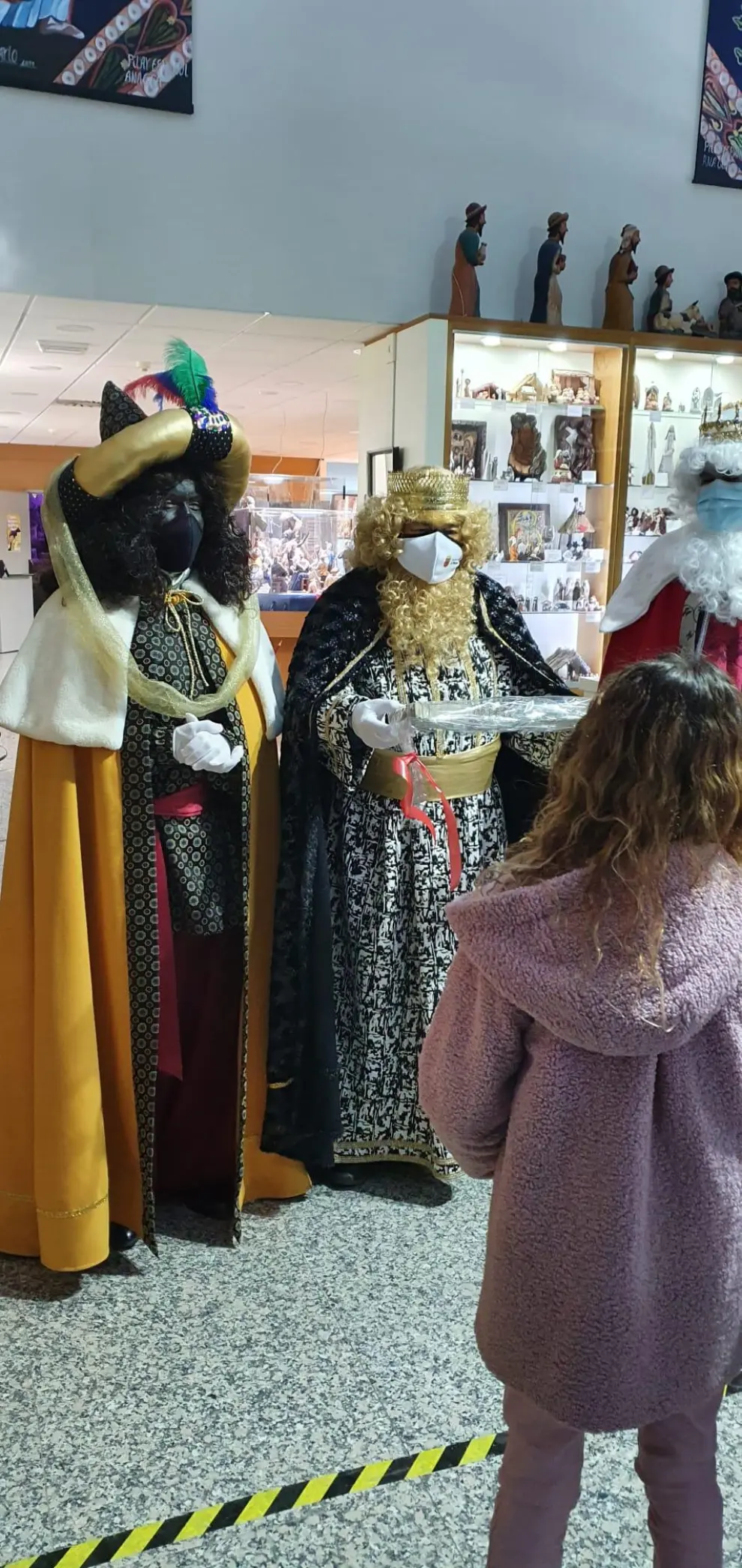 Los Reyes Magos han visitado la residencia Torrefuentes y el Belén Monumental de Monzón.