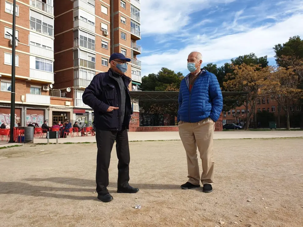 Atef Younes y Moayad Ismail, en la plaza de la Albada del barrio de La Jota de Zaragoza.
