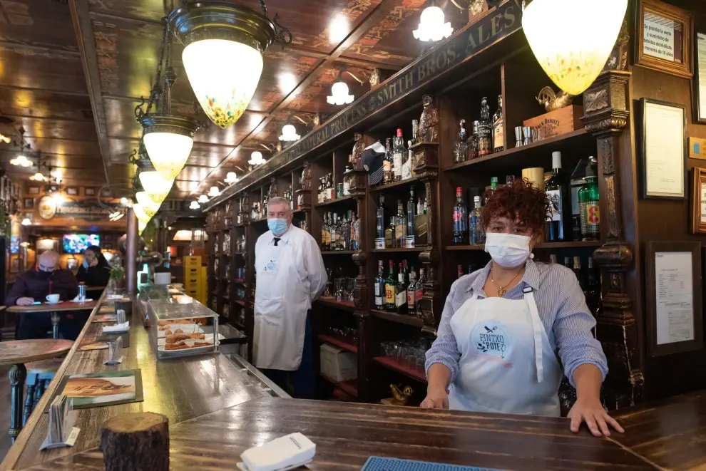 Maribel Espinal y Ángel Pardos llevan 23 años al frente del bar El Conde en el barrio de Las Fuentes.
