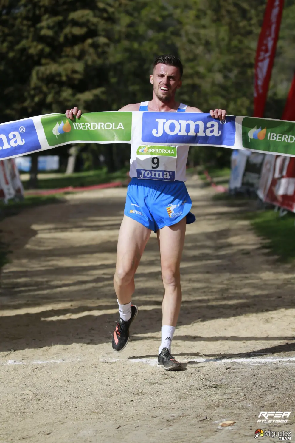 El aragonés Carlos Mayo entra en meta como campeón de España de cross en el Cerro de los Ángeles en Getafe