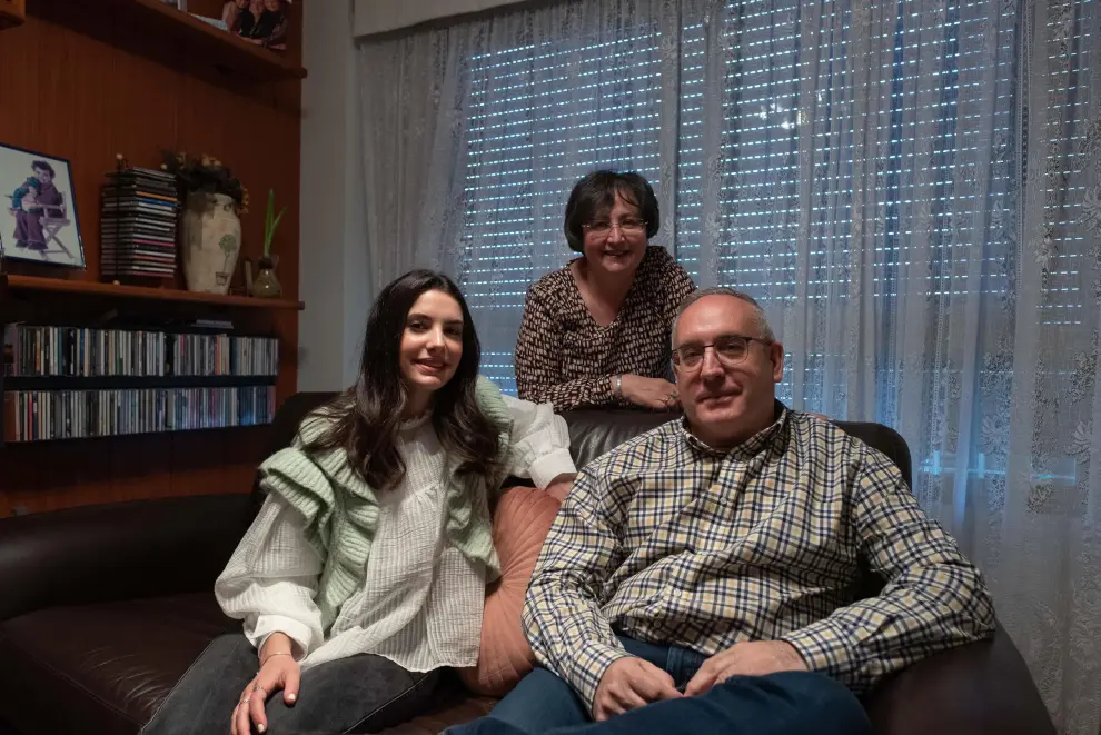 Foto de la familia Ferrer Magdalena, en su piso del barrio de La Almozara de Zaragoza