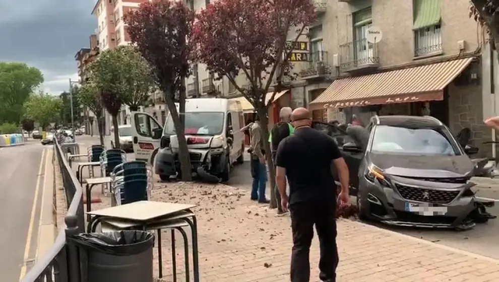 Accidente en Sabiñánigo con dos turismos y una furgoneta implicados.