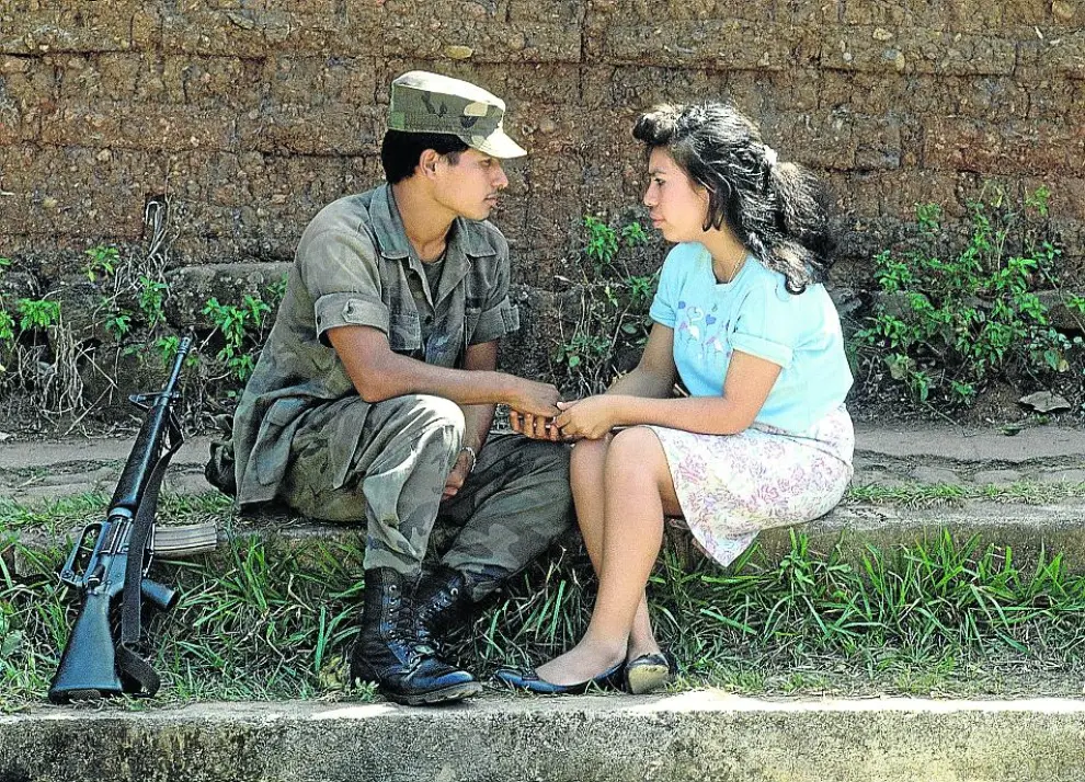 Un soldado salvadoreño con su novia en Suchitoto (El Salvador).