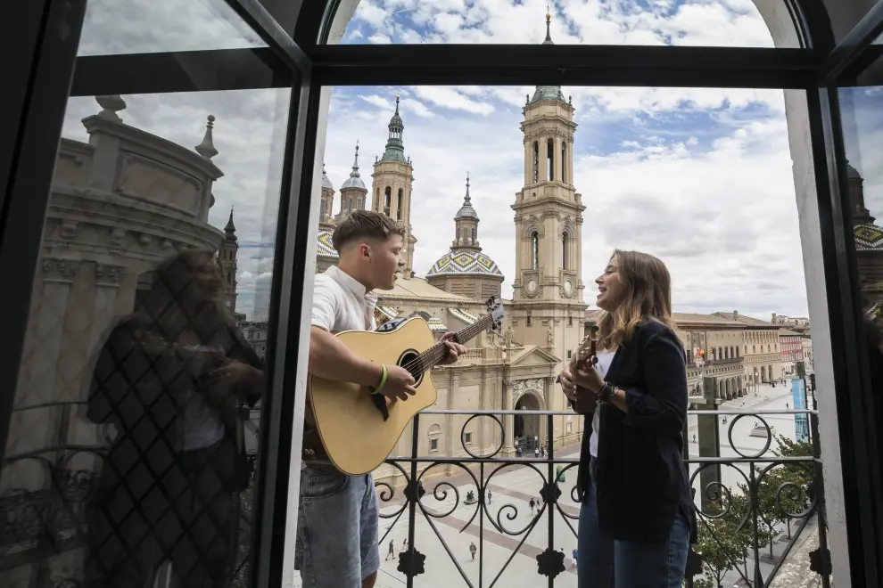 Marta Casero y Daniel Quezada en la plaza del Pilar de Zaragoza.
