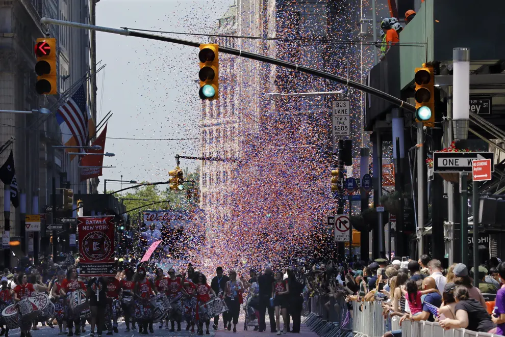 People gather for the Hometown Heroes ticker tape parade, to honor essential workers for their work during the outbreak of the coronavirus disease (COVID-19), up New York Citys Canyon of Heroes in lower Manhattan in New York City, New York, U.S., July 7, 2021. REUTERS/Brendan McDermid[[[REUTERS VOCENTO]]] HEALTH-CORONAVIRUS/NEW YORK-PARADE