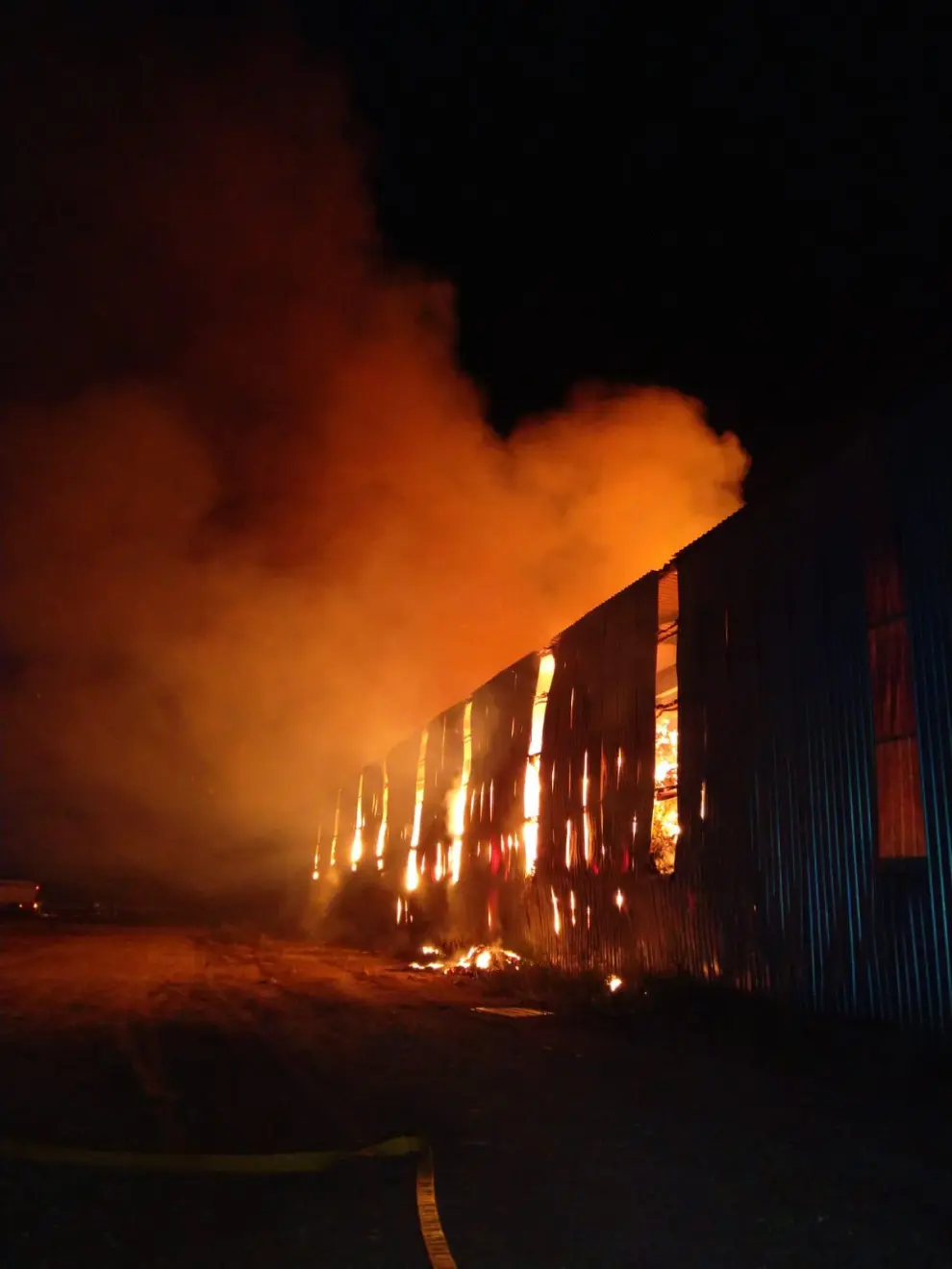 Incendio en unas naves de forrajes en Sobradiel