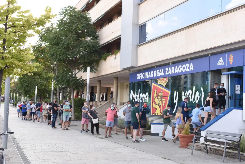 Filas para la renovación de abonos del Real Zaragoza