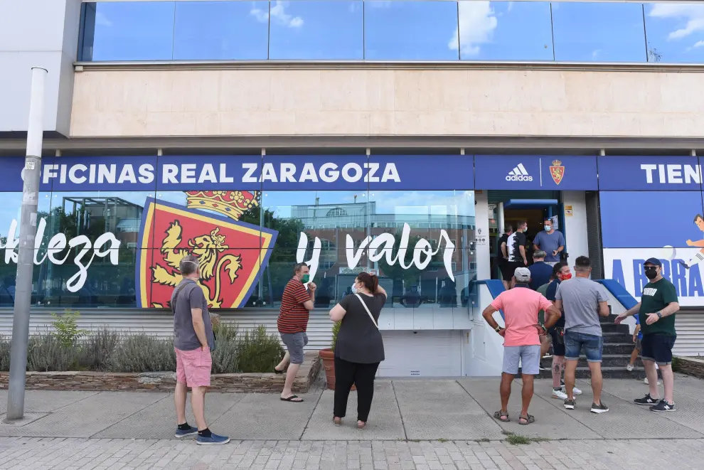Filas para la renovación de abonos del Real Zaragoza