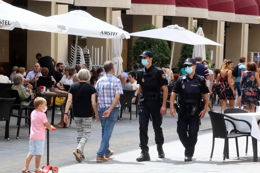 Dos agentes de la Policía Nacional, patrullando este sábado por el centro de Huesca dentro de los controles de las 'no fiestas' de San Lorenzo.