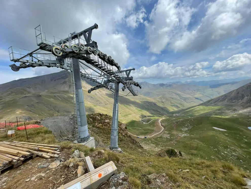 Se inicia la instalación del primer telesilla que conectará la estación de Cerler con el valle de Castanesa.