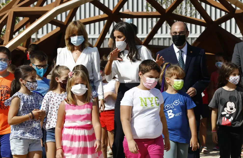 La reina Letizia inaugura el curso escolar en Zuera