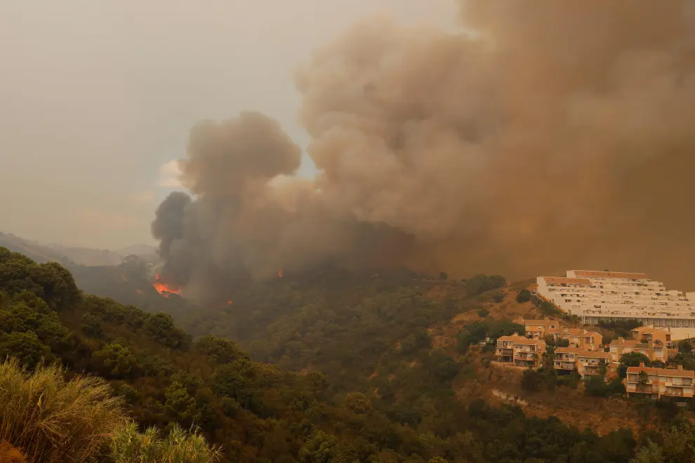El viento mantiene activo el fuego de Sierra Bermeja y quema 2.200 hectáreas