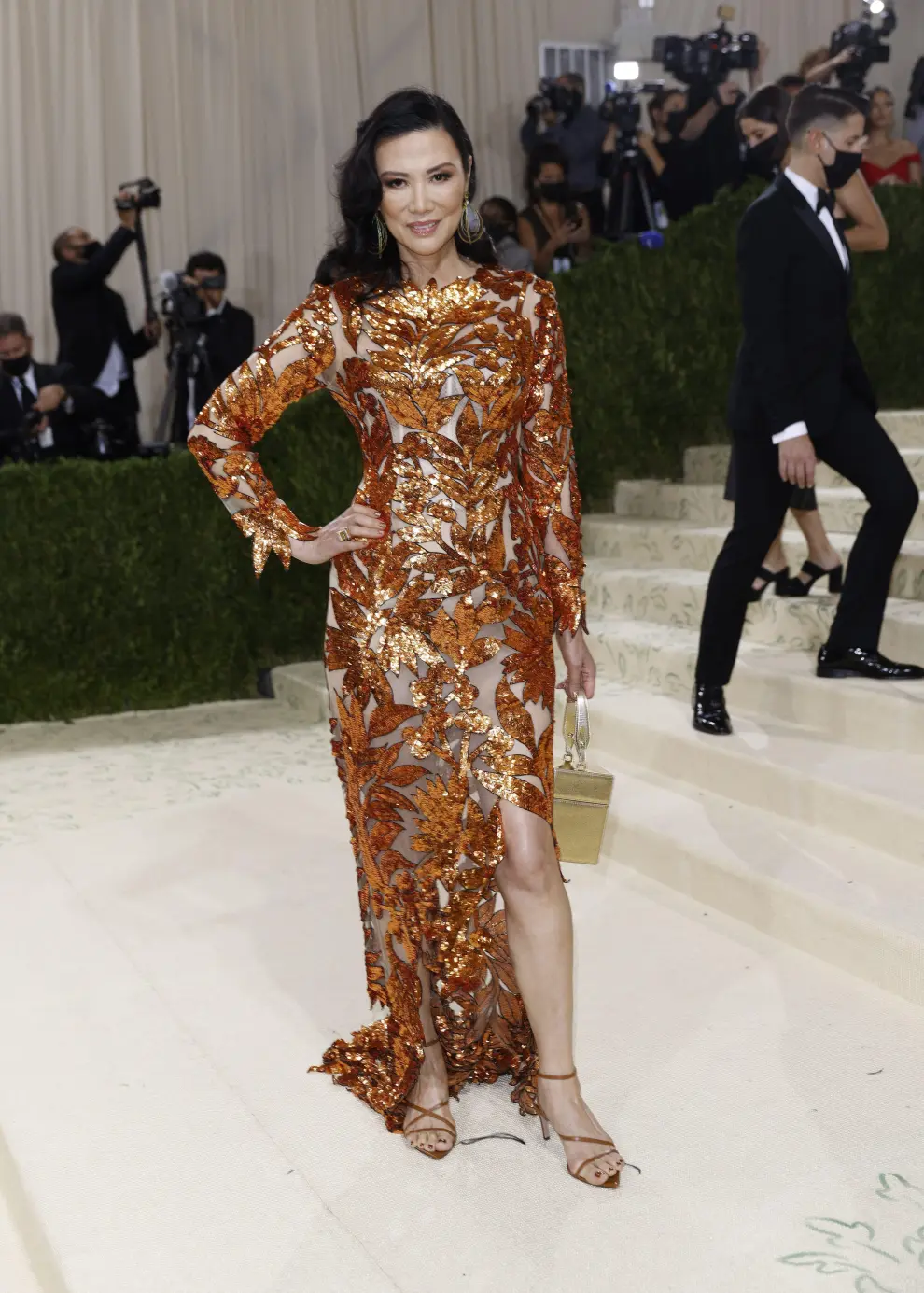 New York (United States), 13/09/2021.- Eileen Gu poses on the red carpet for the 2021 Met Gala, the annual benefit for the Metropolitan Museum of Art's Costume Institute, in New York, New York, USA, 13 September 2021. The event coincides with the Met Costume Institute's first two-part exhibition, 'In America: A Lexicon of Fashion' which opens 18 September 2021, to be followed by 'In America: An Anthology of Fashion' which opens 05 May 2022 and both conclude 05 September 2022. (Moda, Abierto, Estados Unidos, Nueva York) EFE/EPA/JUSTIN LANE EPA-EFE/JUSTIN LANE EPA-EFE/JUSTIN LANE
 USA NEW YORK MET GALA
