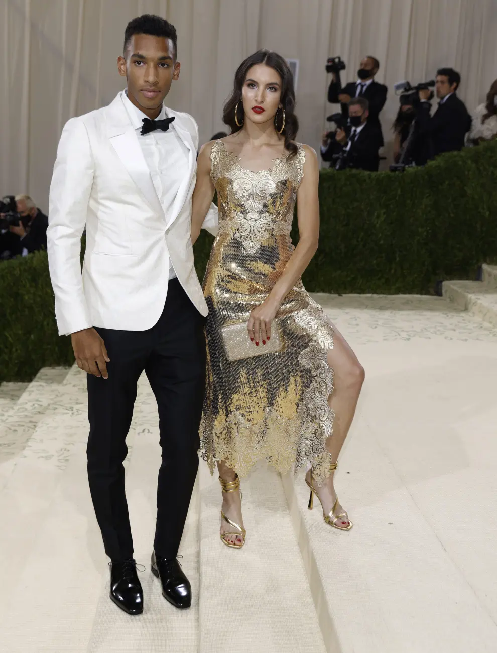 New York (United States), 13/09/2021.- Russell Westbrook poses on the red carpet for the 2021 Met Gala, the annual benefit for the Metropolitan Museum of Art's Costume Institute, in New York, New York, USA, 13 September 2021. The event coincides with the Met Costume Institute's first two-part exhibition, 'In America: A Lexicon of Fashion' which opens 18 September 2021, to be followed by 'In America: An Anthology of Fashion' which opens 05 May 2022 and both conclude 05 September 2022. (Moda, Abierto, Estados Unidos, Nueva York) EFE/EPA/JUSTIN LANE
 USA NEW YORK MET GALA