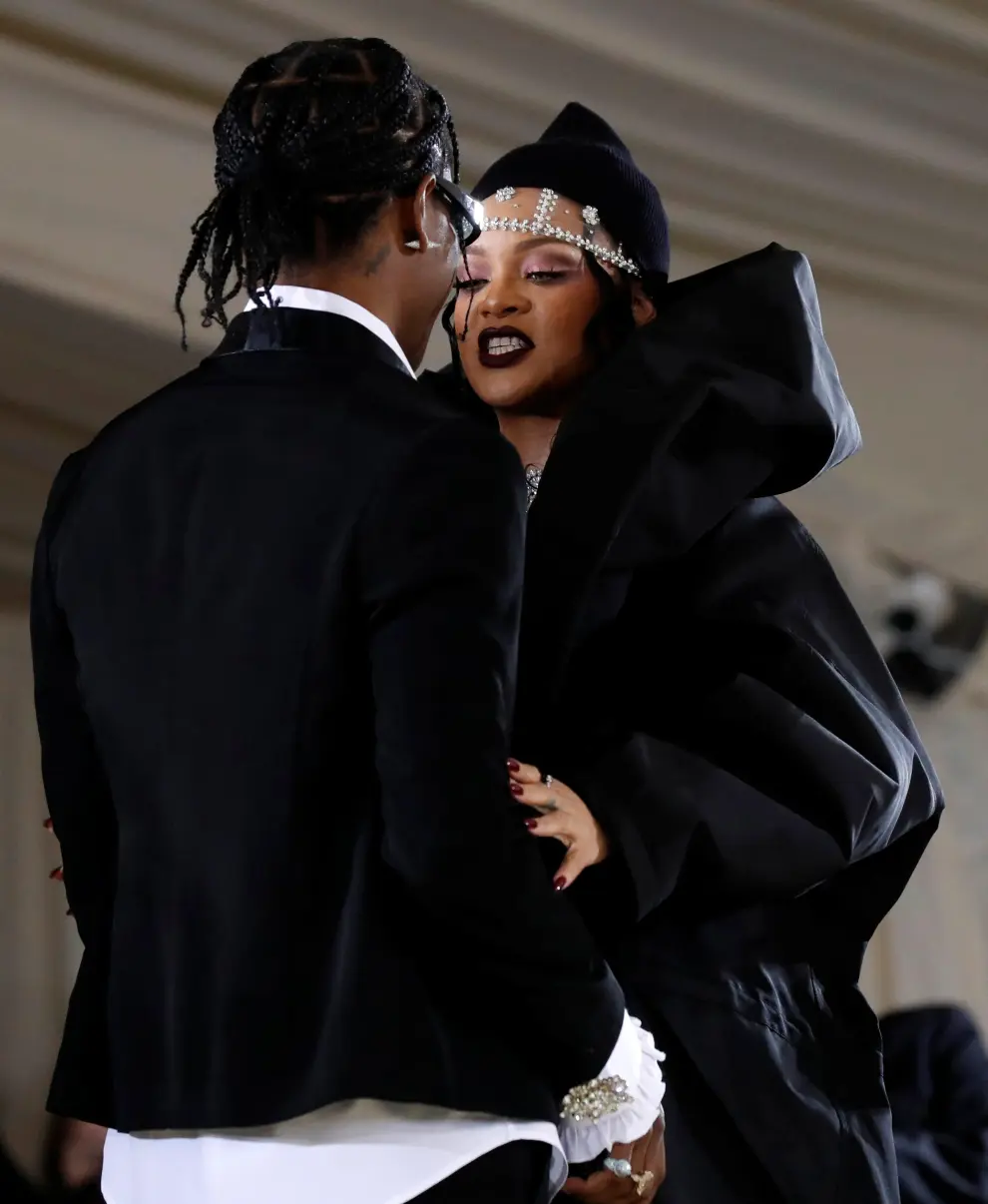 Rihanna poses at the Met Gala 2021 at the Metropolitan Museum of Art in New York City, New York, U.S. September 13, 2021. REUTERS/Andrew Kelly     TPX IMAGES OF THE DAY[[[REUTERS VOCENTO]]] FASHION-MET GALA/