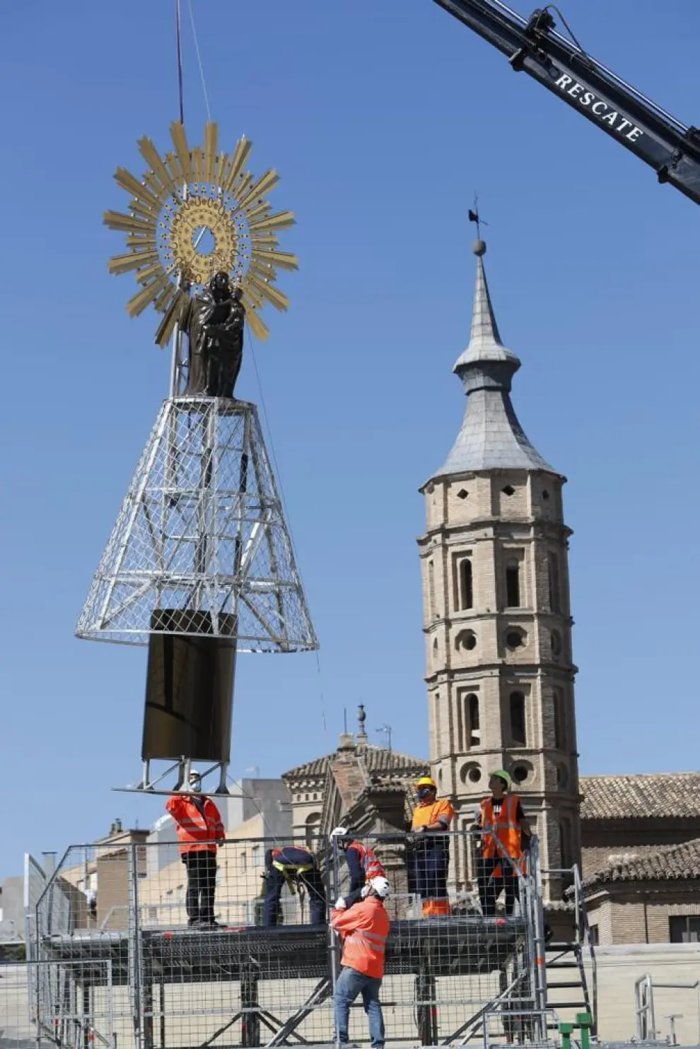 La imagen de la Virgen del Pilar, en la estructura de la Ofrenda de Flores 2021