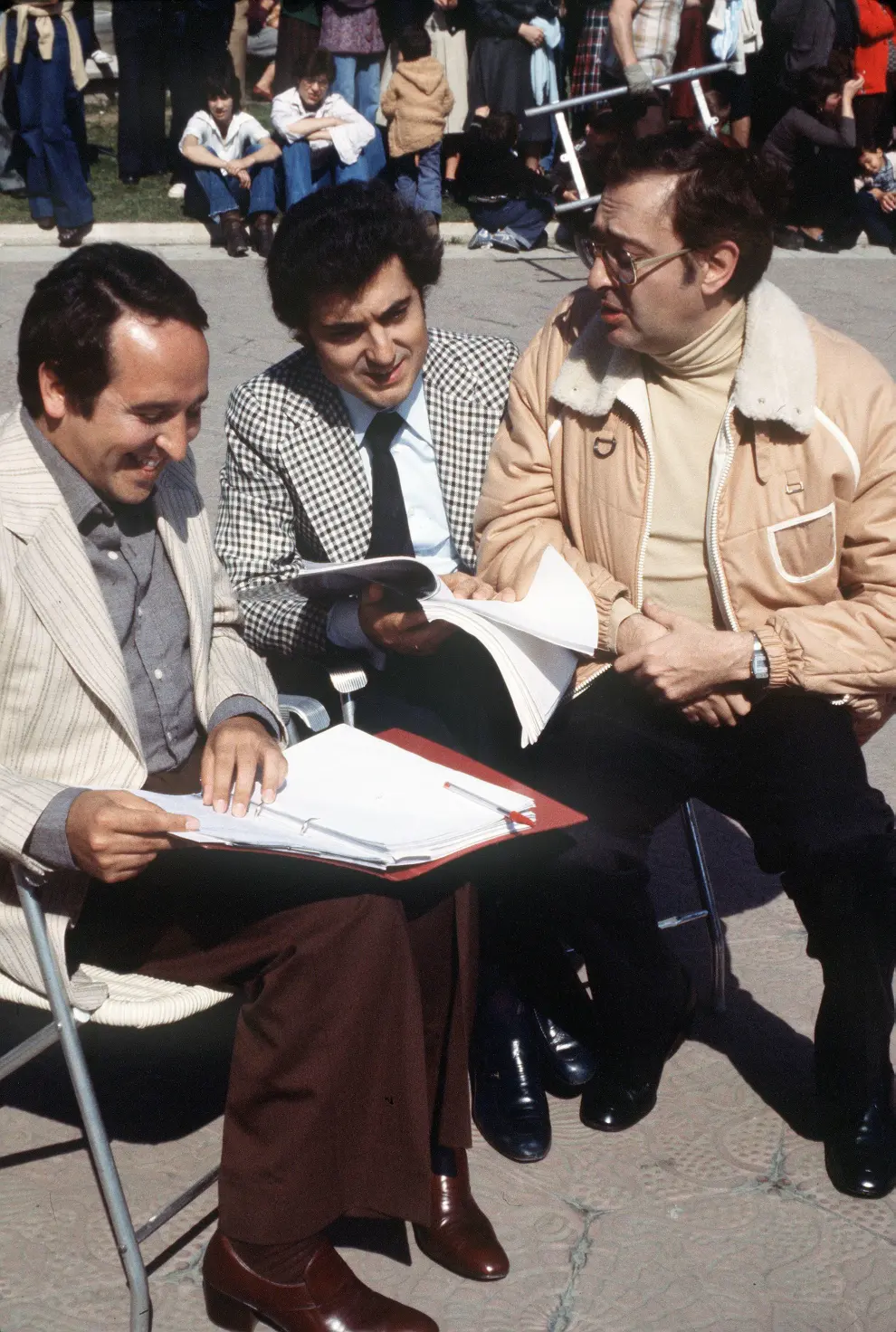 Fernando Esteso, Andrés Pajares y Antonio Ozores (i-d) repasan el guion durante el rodaje de 'Los bingueros', en 1978.