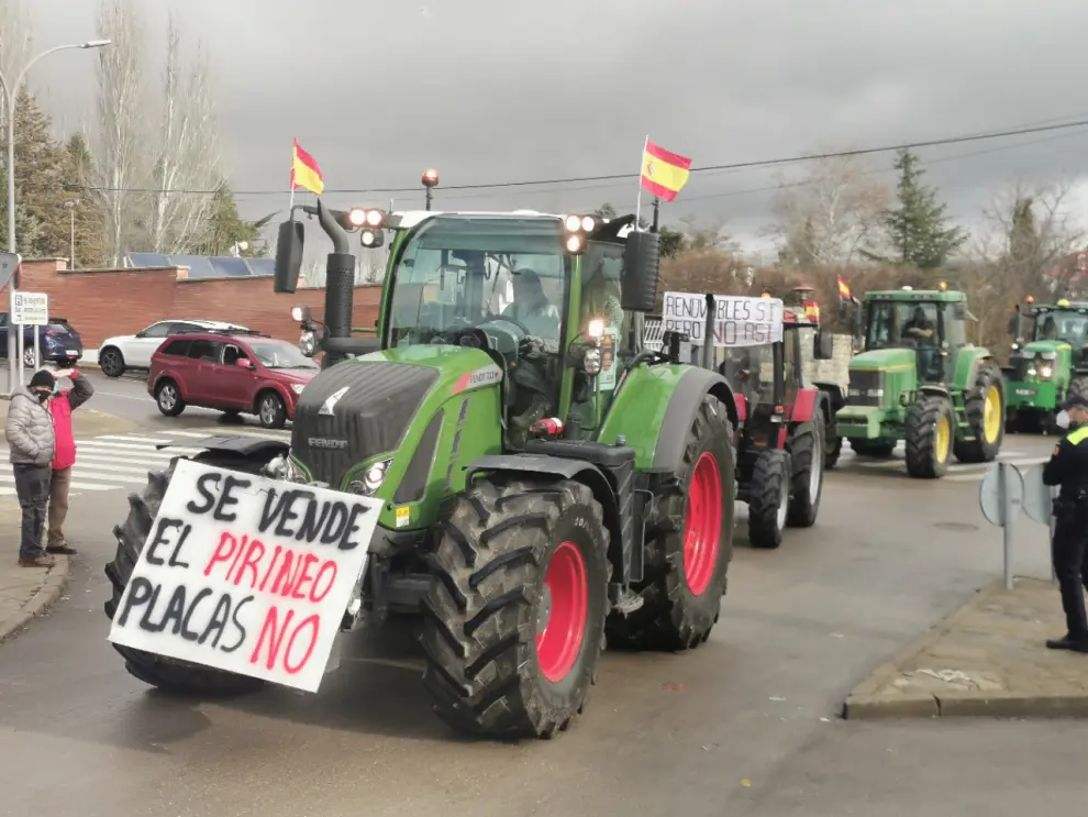 Tractorada en Sabiñánigo contra los macroparques solares.