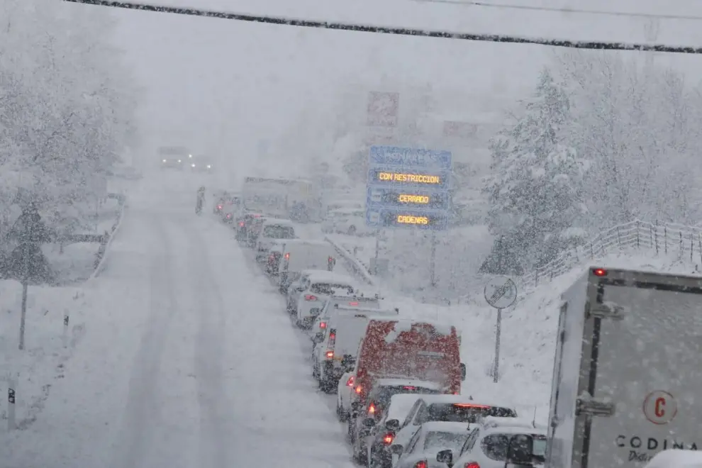 Fotos del temporal de nieve, que cubre las carreteras en el Pirineo