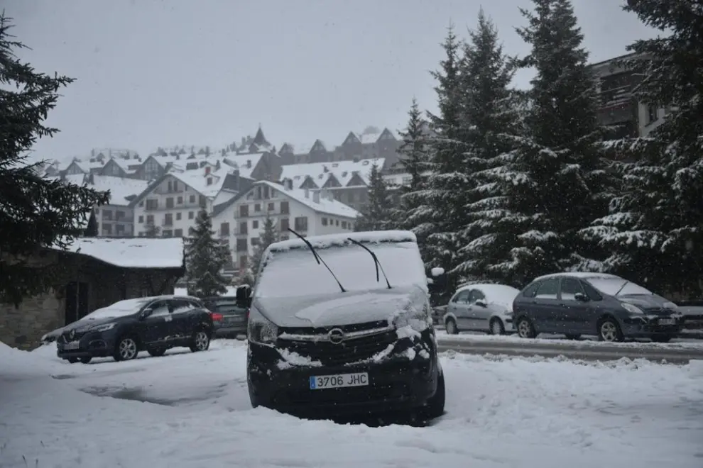 Nevada en Formigal este domingo. La nieve complica el regreso de las vacaciones de Navidad en el Pirineo.
