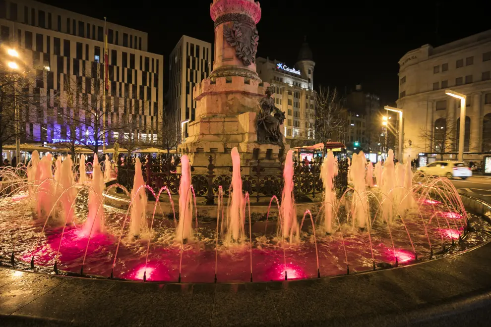 Fuente de la plaza de España, iluminada de rojo carmesí.