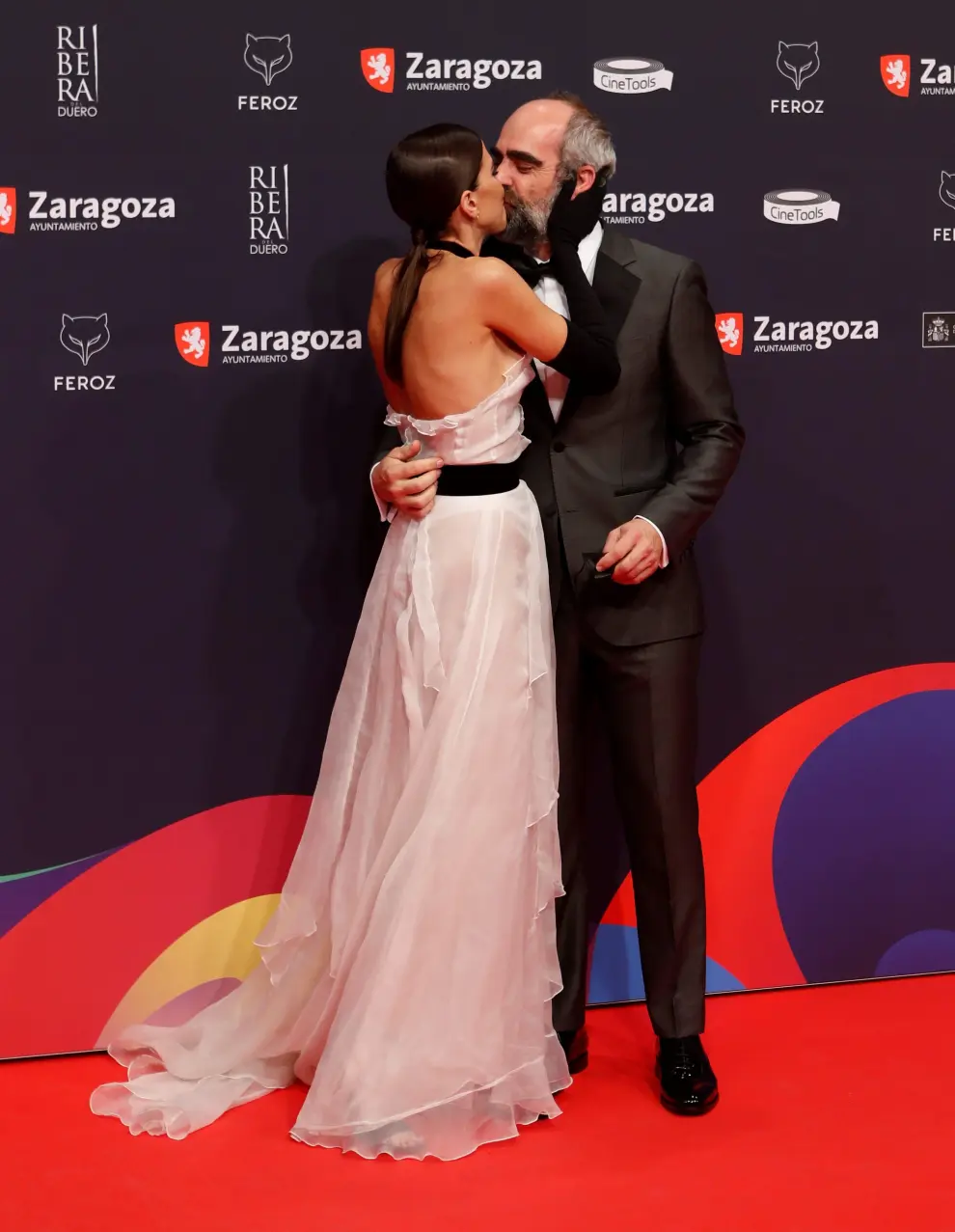 Los actores Luis Tosar y María Luisa Mayol posan a su llegada a la alfombra roja.
