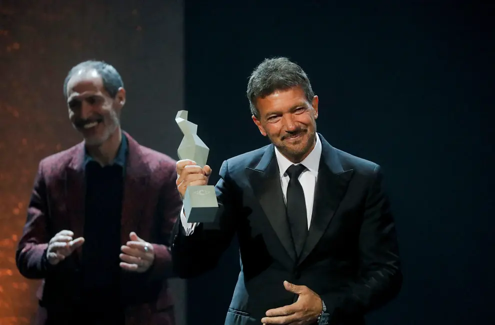 Spanish actor Antonio Banderas receives the Carmen de Honor Award for Lifetime Achievement during he Andalusian Film Academy's Carmen Awards at Cervantes Theatre in Malaga, Spain, January 30, 2022. REUTERS/Jon Nazca SPAIN-ENTERTAINMENT/BANDERAS