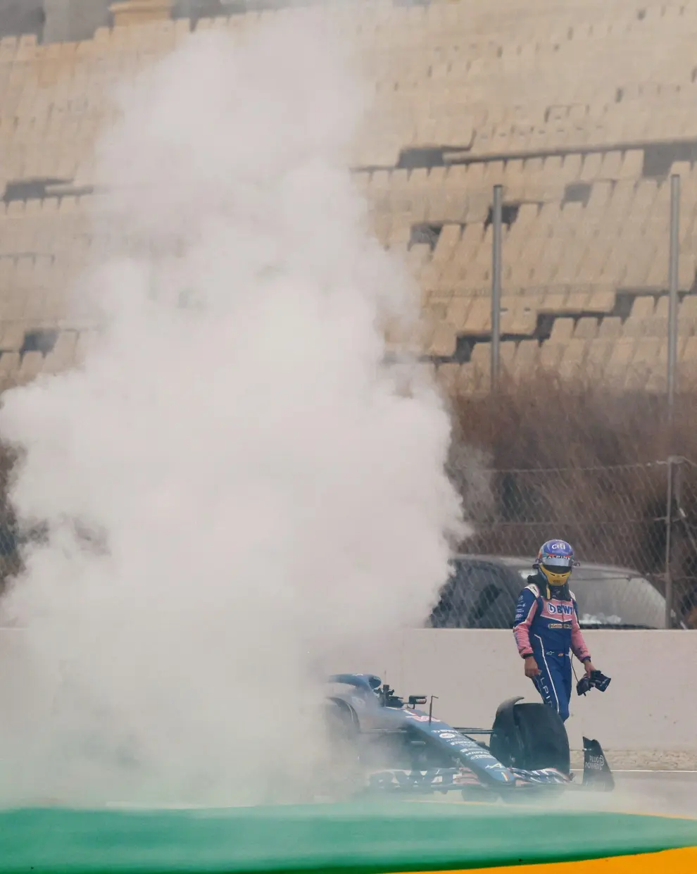 El Alpine de Fernando Alonso arde en Montmeló.