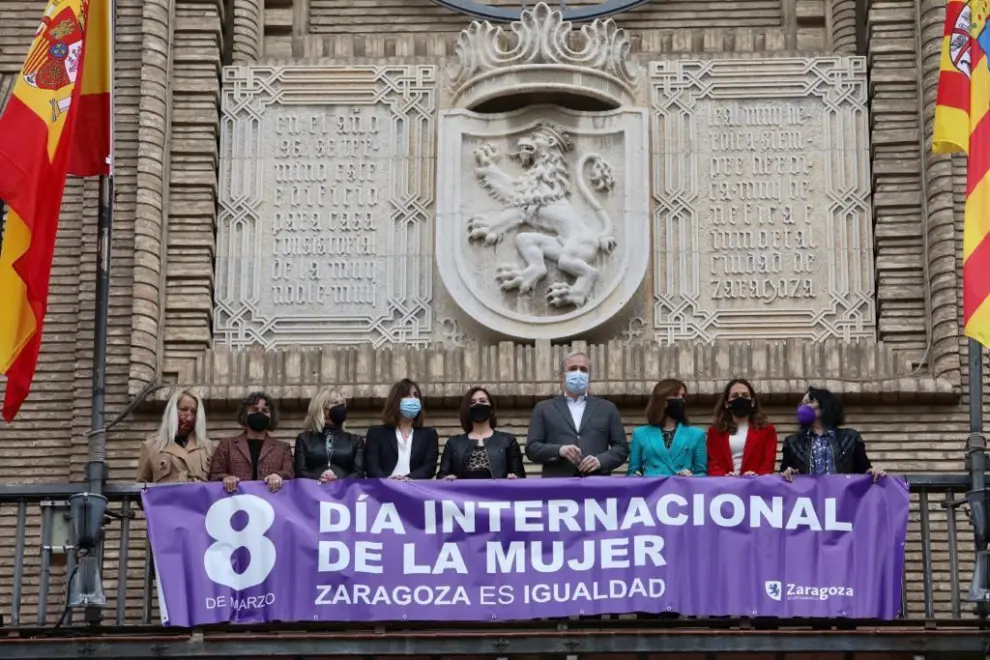 Azcón, junto a otras representantes municipales, en el balcón del Ayuntamiento