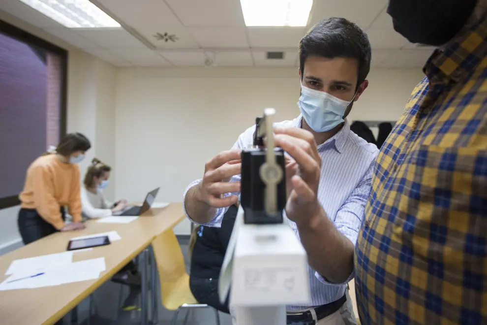 El médico residente Rodrigo Aznar realiza mediciones a uno de los participantes.