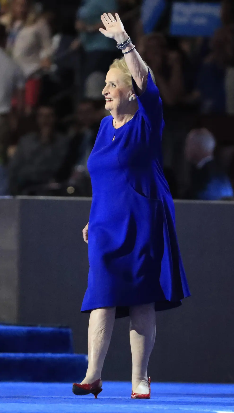 Philadelphia (United States), 27/07/2016.- (FILE) - Former United States Secretary of State Madeleine Albright gestures after speaking on the second day of the Democratic National Convention at the Wells Fargo Center in Philadelphia, Pennsylvania, USA, 26 July 2016 (Reissued 23 March 2022). Former US Secretary of State Madeleine Albright died at the age of 84 on 23 March 2022. Albright was appointed by Former US President Bill Clinton during his second term to become the first woman in US history to head the State department. (Estados Unidos, Filadelfia) EFE/EPA/TANNEN MAURY (FILE) USA OBIT PEOPLE MADELEINE ALBRIGHT
