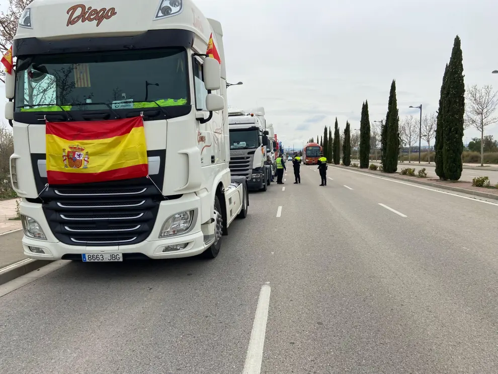 Transportistas aragoneses en la manifestación ante el Ministerio de Transportes de este viernes.