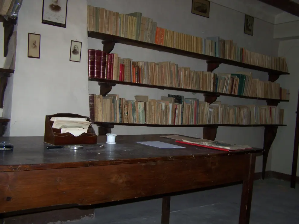 Legajos y libros de texto del despacho de Costa en su casa de Graus.