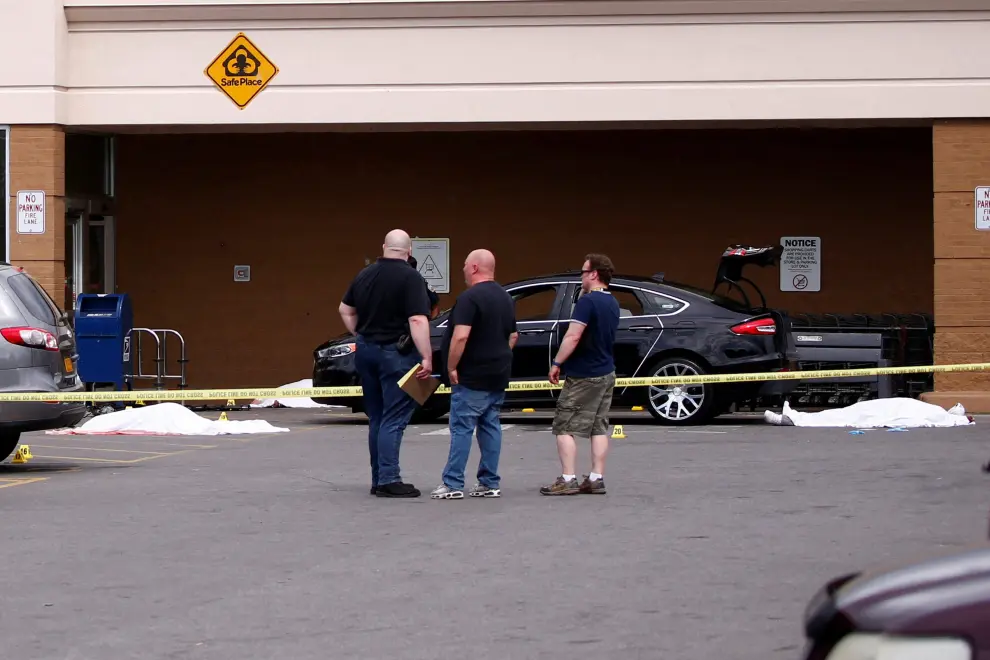 Varias de las víctimas mortales, en el suelo del aparcamiento del supermercado atacado.