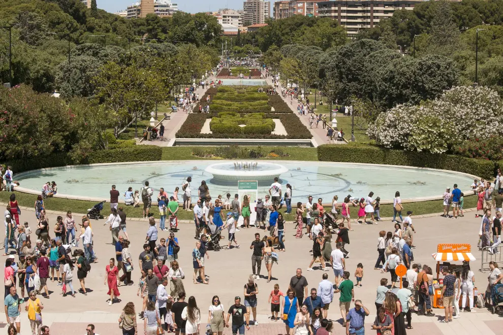Miles de zaragozanos apuran las últimas horas del Zaragoza Florece en un parque Grande a rebosar.