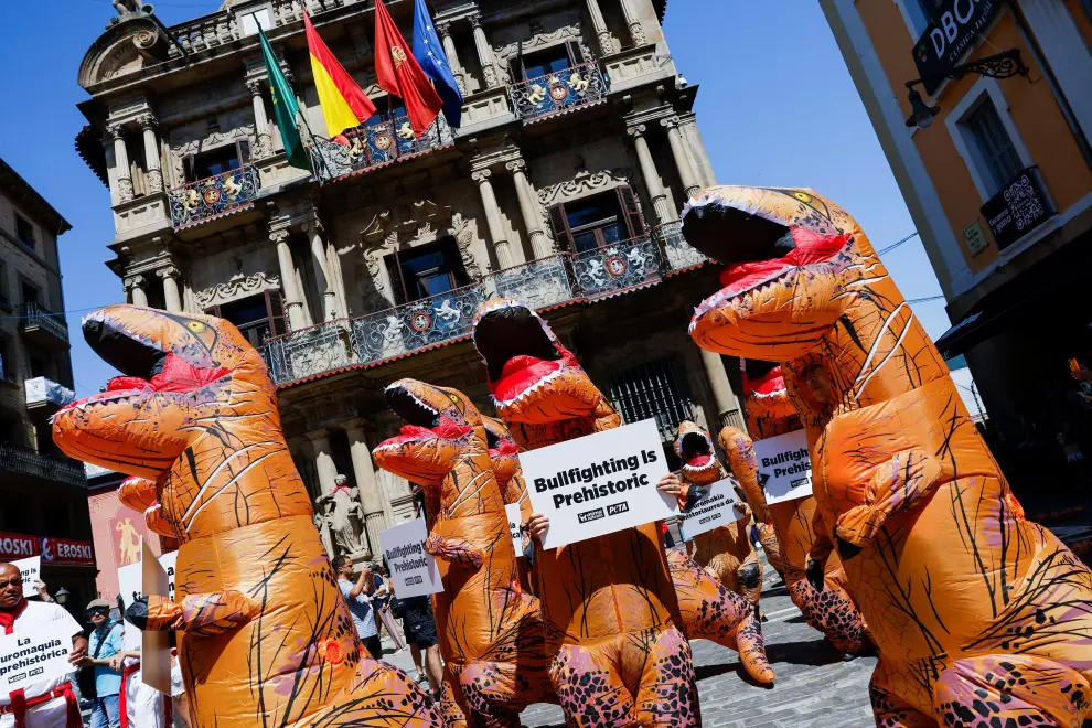 A person dressed as a dinosaur walks on the street during a protest of activists from the People for the Ethical Treatment of Animals (PETA) and AnimaNaturalis against bullfighting, a day before the start of the San Fermin festival, in Pamplona, Spain, July 5, 2022. REUTERS/Vincent West SPAIN-CULTURE/BULLS