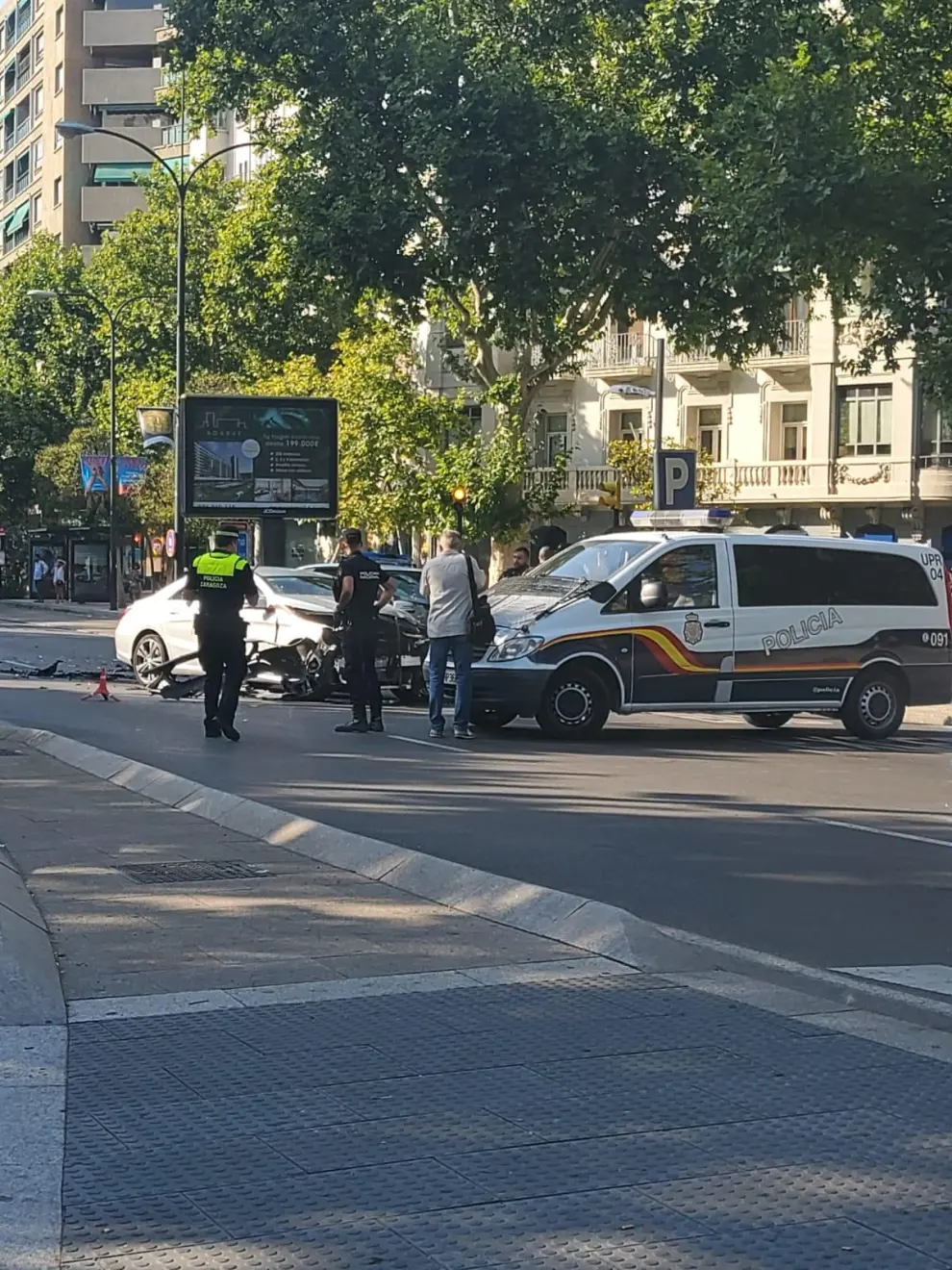 Accidente de tráfico entre un turismo y un coche de la Policía Nacional en la plaza Paraíso