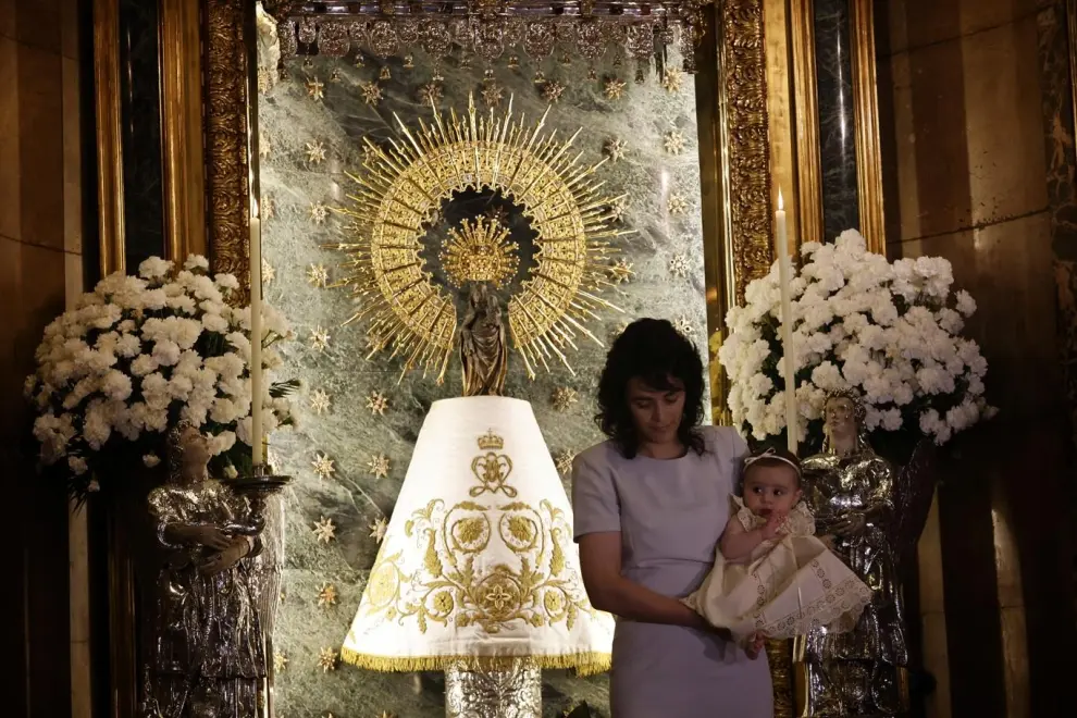 Ana Badía y su hija Lara posan junto al manto de la Virgen del Pilar.
