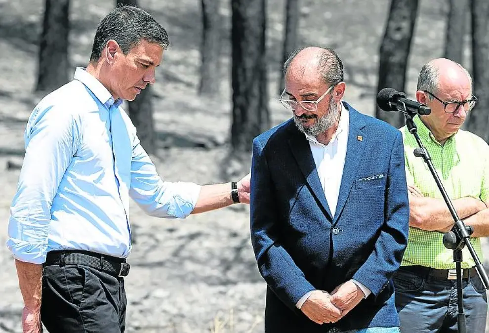 Sánchez con Lambán y Ramón Cristóbal, alcalde de Ateca. OLIVER DUCH