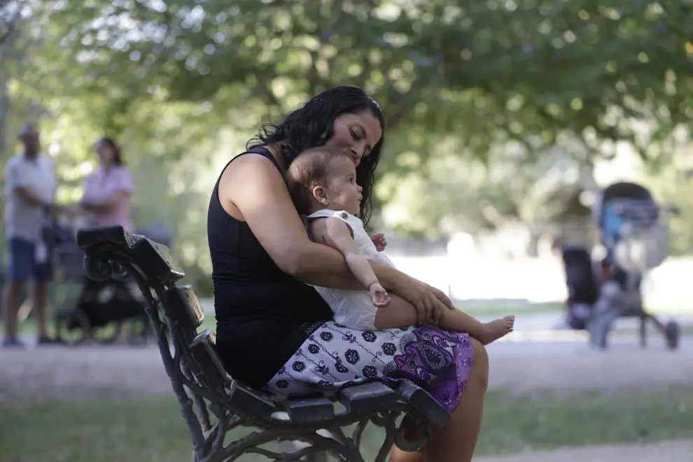 Retratos de lactancia materna en el Parque Grande de Zaragoza.