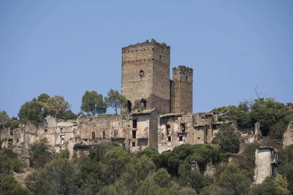 Vista parcial de Ruesta, con su castillo en el centro.
