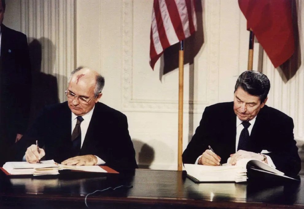Ronald Reagan y Mijail Gorbachov firman el tratado sobre Fuerzas Nucleares de Alcance Intermedio en la Casa Blanca, el 8 de diciembre de 1987.