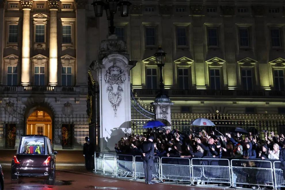 The hearse carrying the?coffin?of Britain's Queen Elizabeth arrives?at Buckingham Palace, following her death, in London, Britain, September 13, 2022. REUTERS/Paul Childs BRITAIN-ROYALS/QUEEN