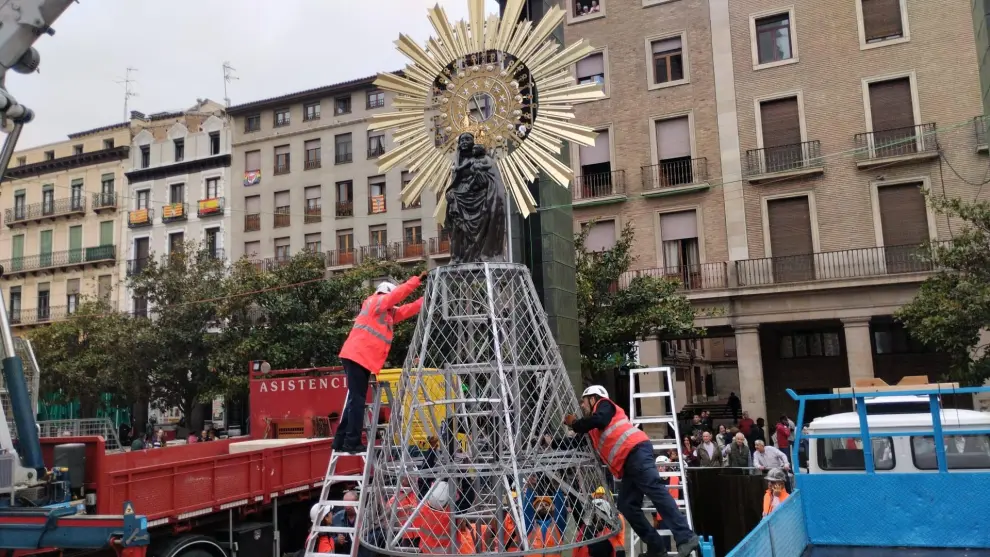 El montaje de la imagen de la Virgen del Pilar sobre la estructura de la Ofrenda de Flores que tendrá lugar mañana se ha realizado este martes.
